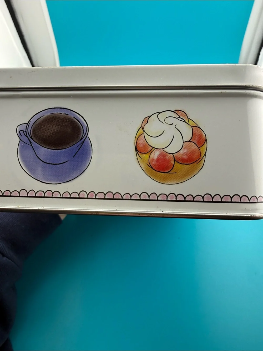 Koekje Van Eigen Deeg Decorative Cookie Tin - White and Light Blue